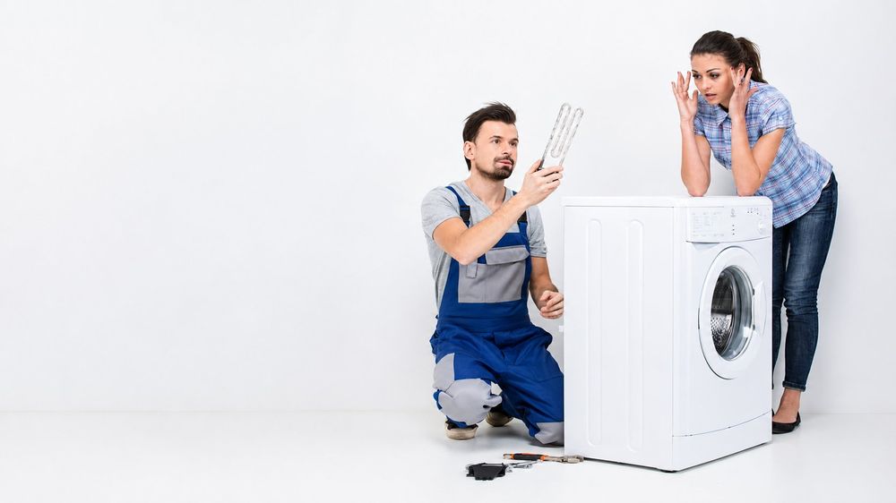 Técnico consertando máquina de lavar